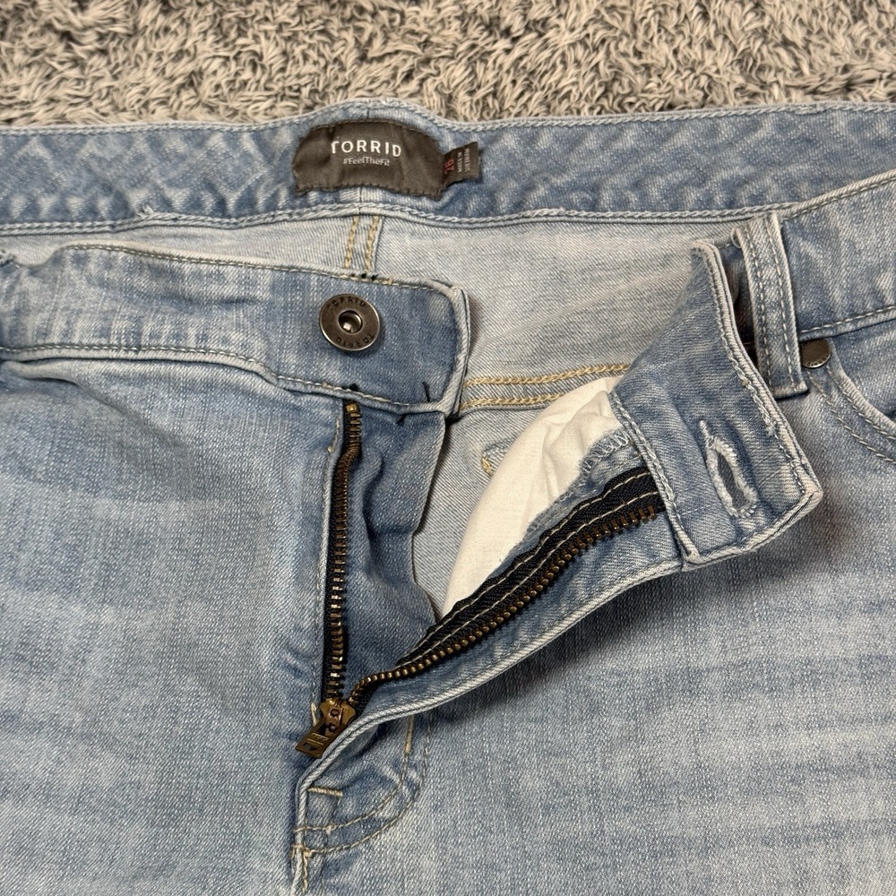 Torrid Denim Shorts Light Wash Women's Size 26 (Plus Size) - Picture 4 of 9